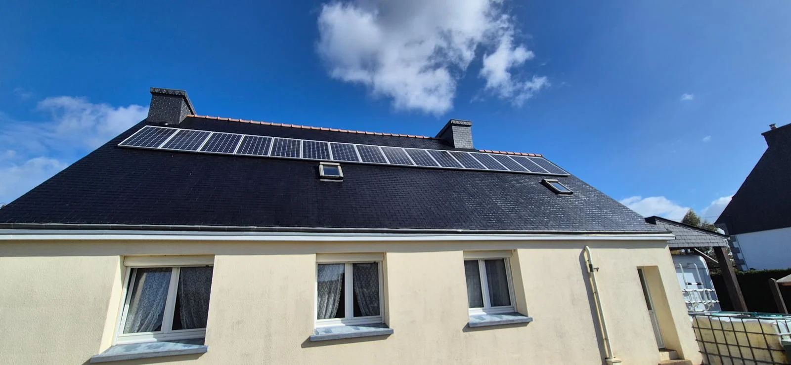 Traitement d'une toiture à Nantes - Toiture avec panneaux solaires